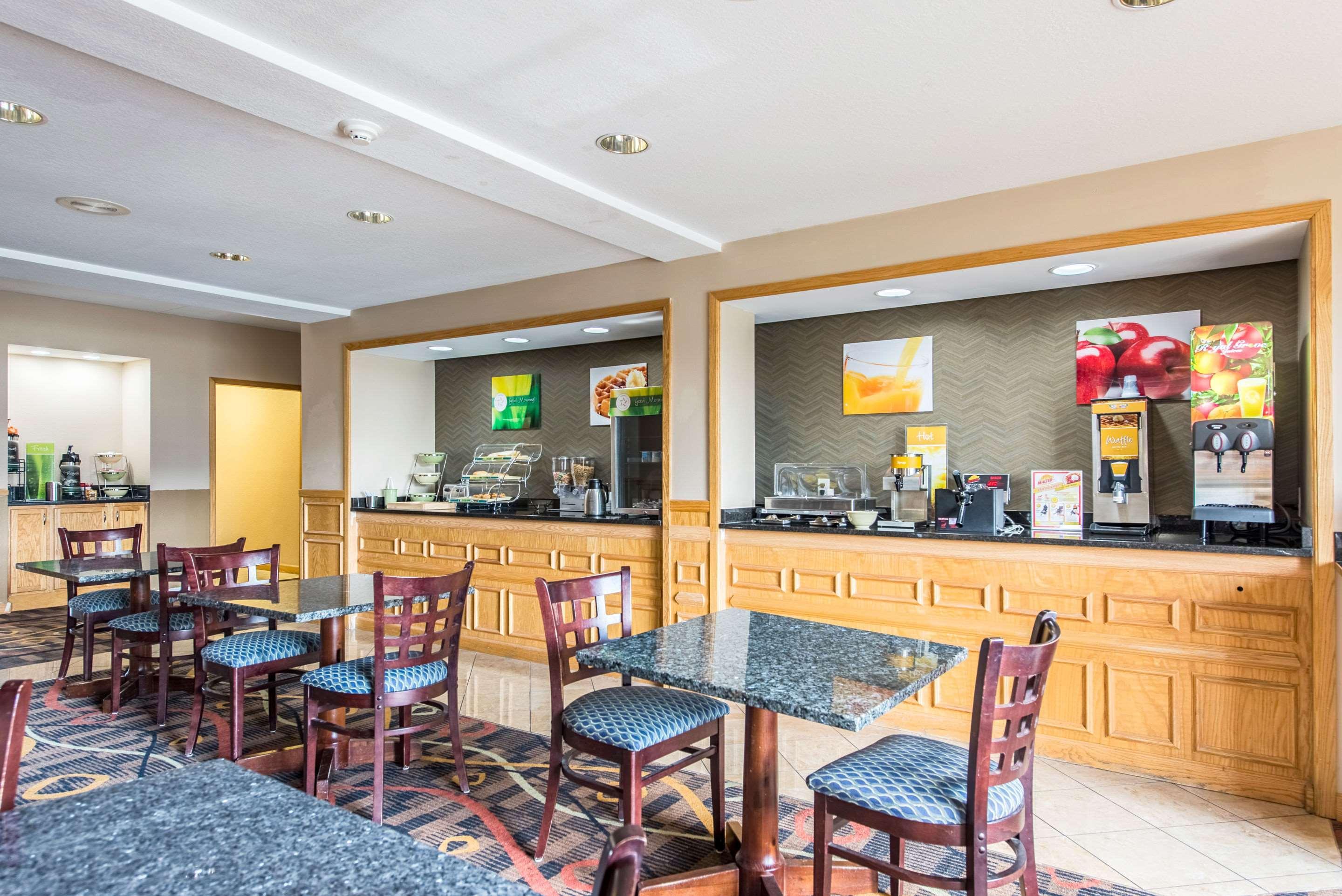 Quality Inn & Suites University Area Muncie Exterior photo