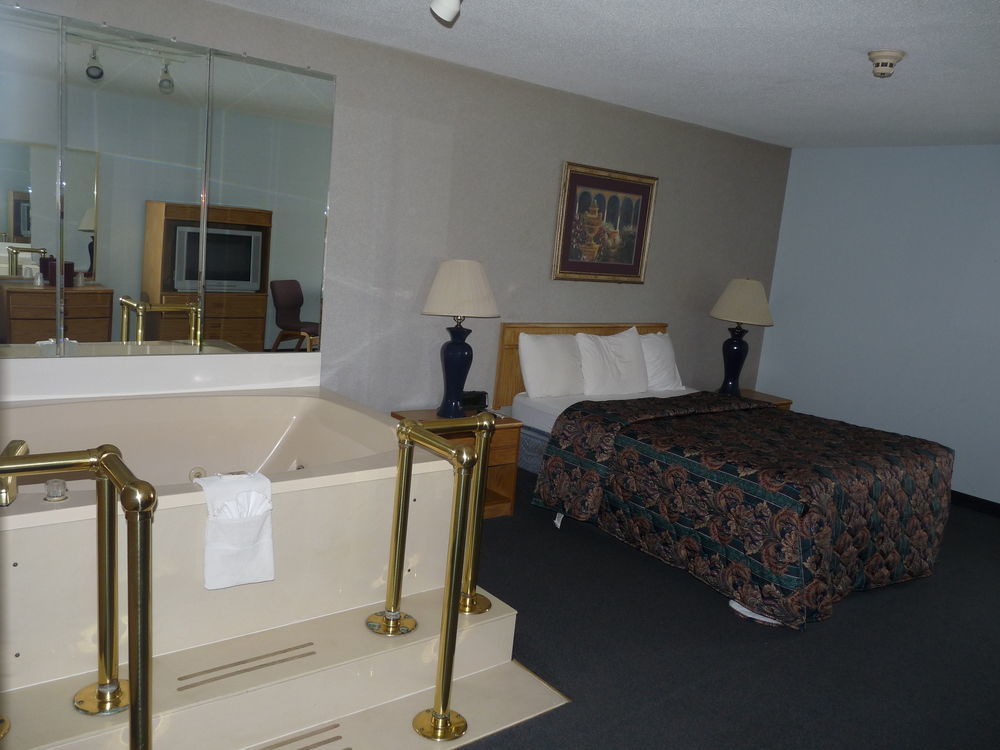 Quality Inn & Suites University Area Muncie Exterior photo